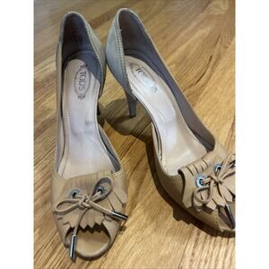 Tod's tan/Beige Leather Suede Peep Toe Dosary Pumps Size 7 studs bow front Italy